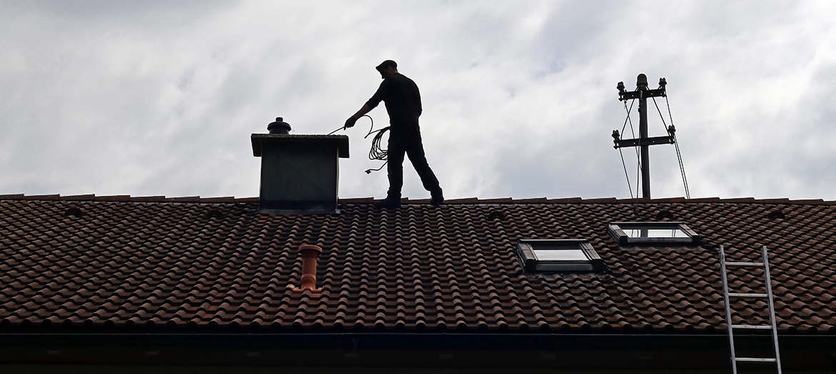 kominiarz na dachu